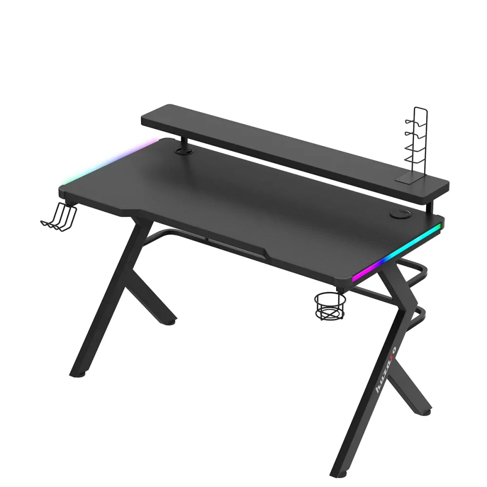 perspektiva pod levim uglom na Huzaro Hero 5.0 sto sa stalkom za monitor i RGB ivicama