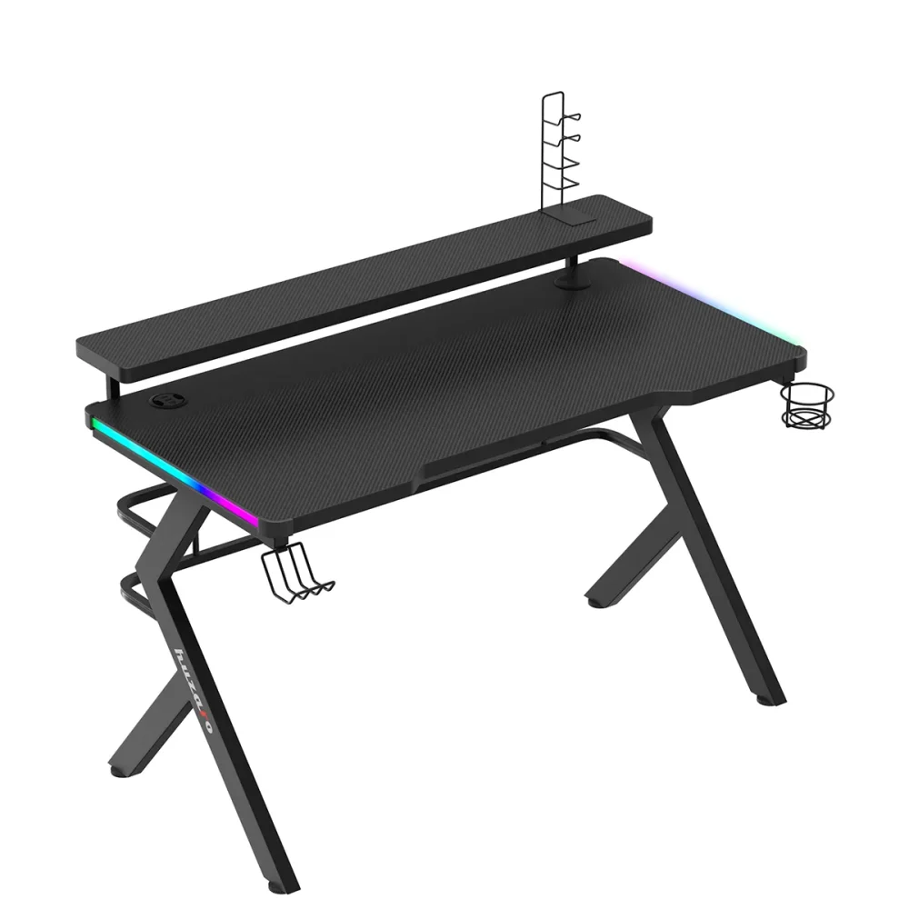 perspektiva pod desnim uglom na Huzaro Hero 5.0 sto, karbon površina i RGB osvetljenje