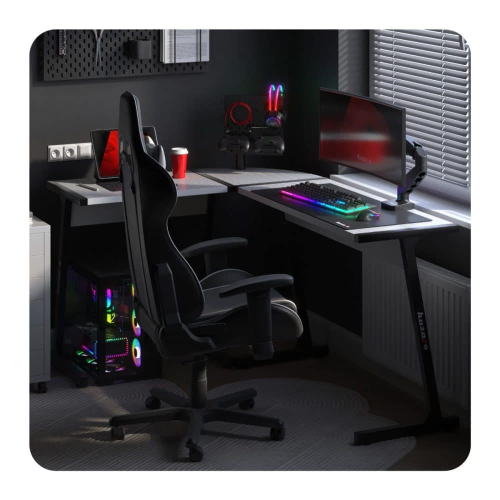 gamerski setup sa belim Huzaro Hero 6.0 L-stolom, RGB tastatura i gejmerska stolica