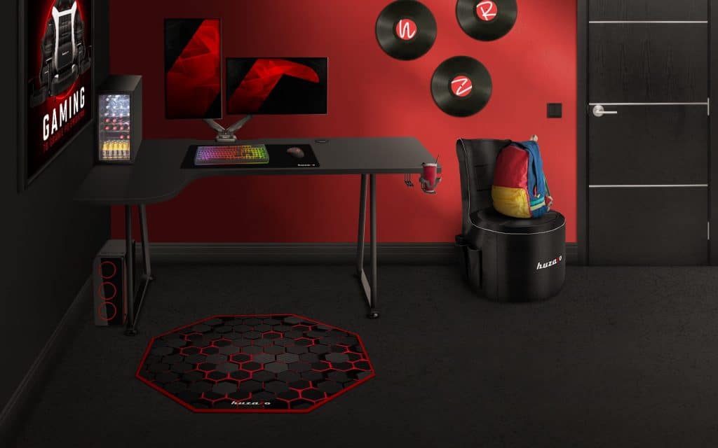 Gaming sto u gejmerskoj crveno-crnoj sobi sa gaming setup-om