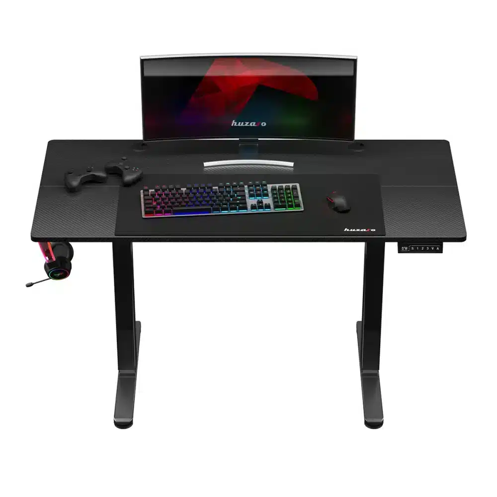 Huzaro Hero 8.2 u gejming postavci – zakrivljeni monitor, RGB tastatura, gamepad i držač slušalica pričvršćen za sto