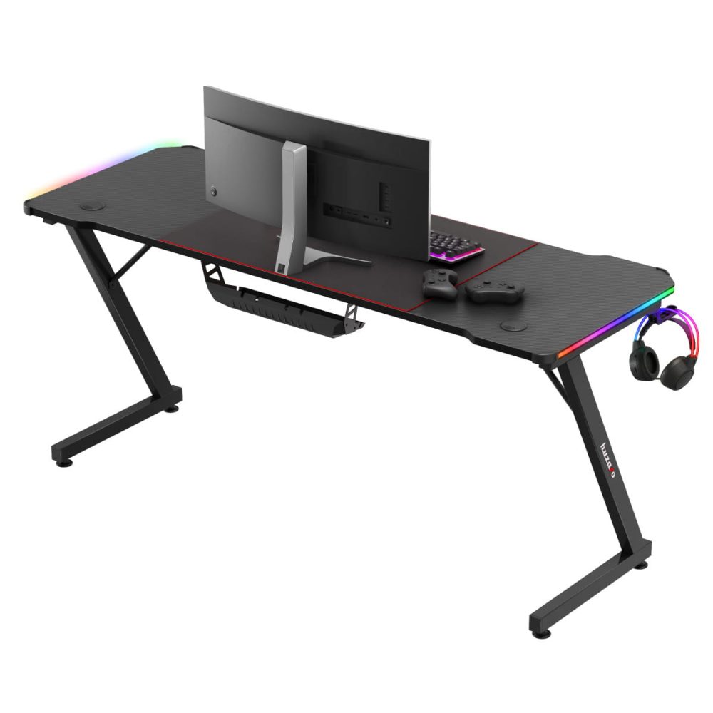 Huzaro Hero 4.8 sto u setupu sa jednom zakrivljenom monitorom i RGB trakama