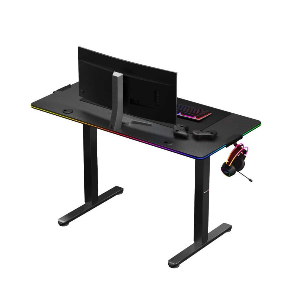Huzaro Hero 8.2 RGB sto – zadnji pogled sa postavljenim monitorom, kontrolerima i slušalicama na kukici