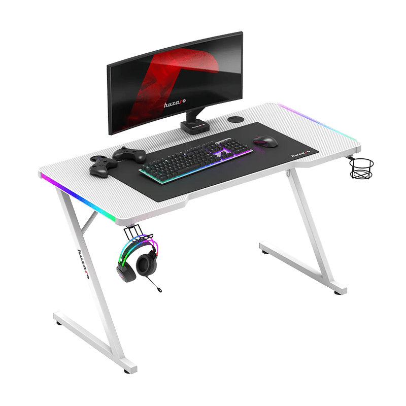 Huzaro Hero 2.5 beli gaming sto sa RGB osvetljenjem – kompletan setup sa monitorom, tastaturom i kontrolerima