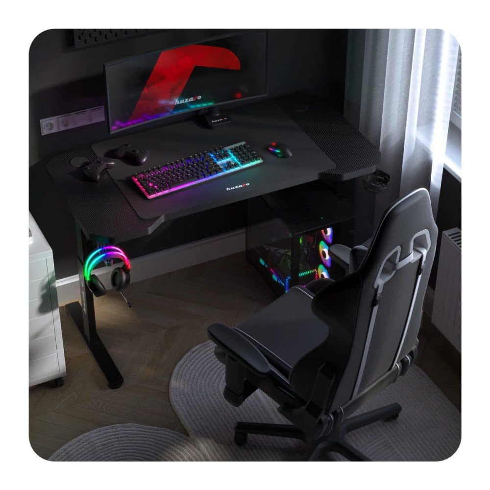 Huzaro Hero 2.6 sto u gamerskoj sobi, pogled odozgo sa osvetljenom tastaturom i stolicom
