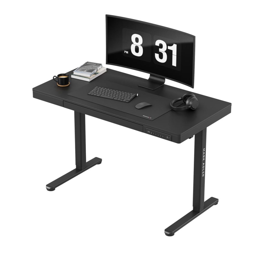 Prednji levi ugao sa monitorom 8:31, tastaturom i slušalicama na stolu Leader 8.2