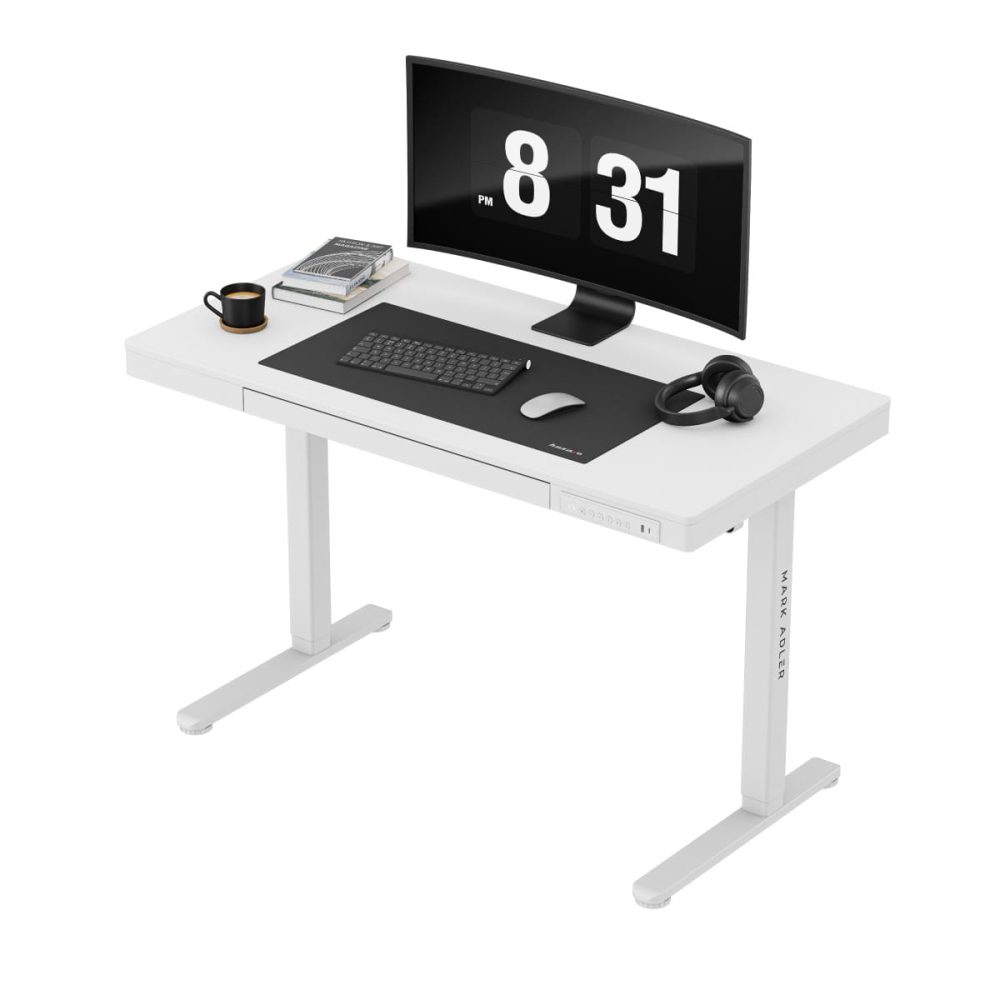 Prednji levi kosi pogled – Leader 8.2 beli sto, monitor 8:31 i crni podmetač