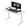 Prednji levi kosi pogled – Leader 8.2 beli sto, monitor 8:31 i crni podmetač