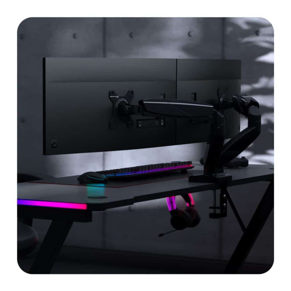 Fotografija u realnom ambijentu – nosač sa dva monitora na gaming stolu