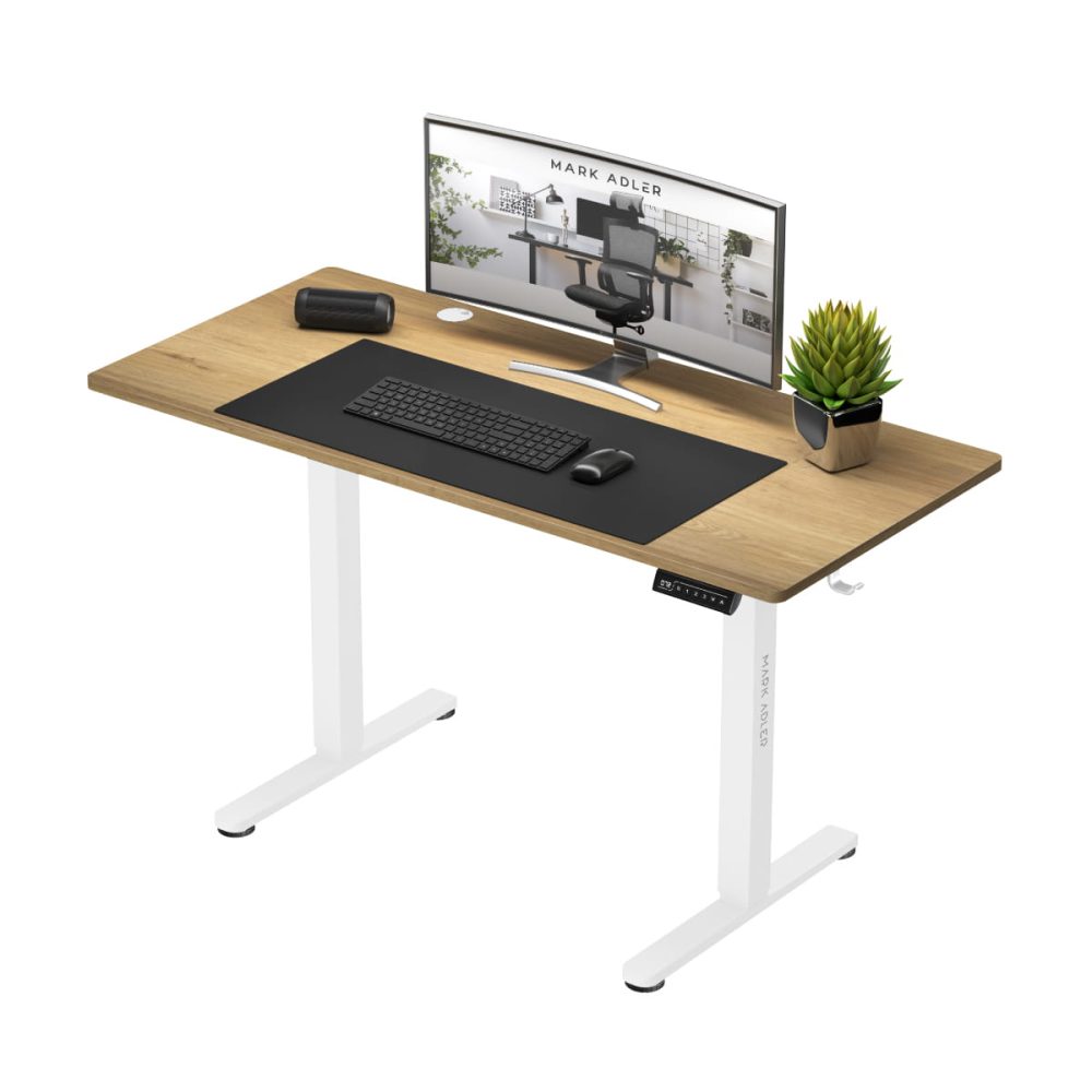 Levi ugao – Leader 7.0 Craft sa monitorom, tastaturom i zelenom biljkom