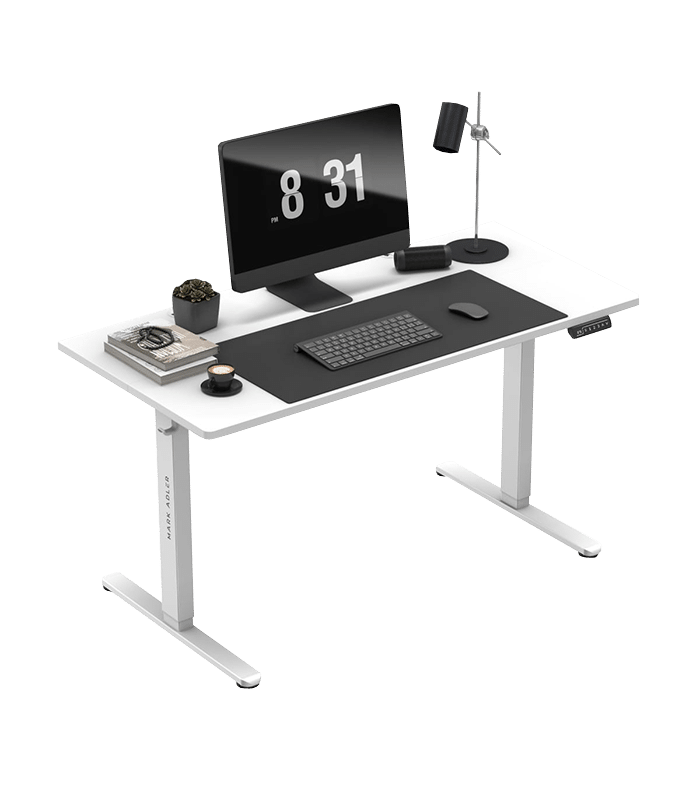 Mark Adler Leader 7.4 beli sto u realnoj upotrebi sa monitorom i dekoracijom