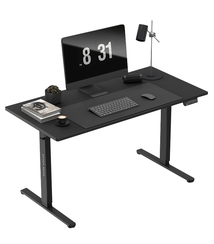 Mark Adler Leader 7.4 sto sa opremom – tastatura, monitor, lampa i dekoracija