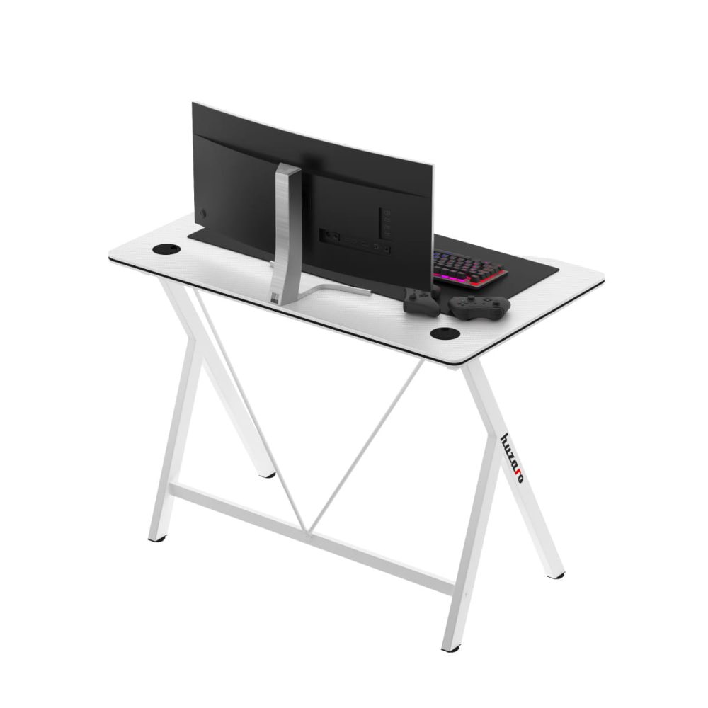 Huzaro Hero 1.4 beli sto – zadnji ugao sa zakrivljenim monitorom i kontrolerima