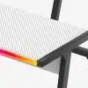 Detaljan snimak površine gejmerskog stola Huzaro Hero 6.0 u beloj boji sa RGB LED trakom i teksturom ploče.