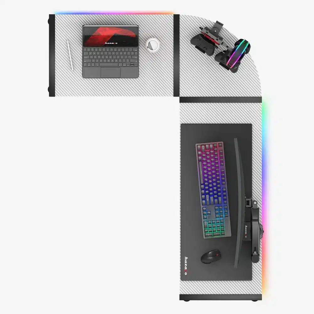 Pogled iz ptičje perspektive na gejmerski sto Huzaro Hero 6.0 sa perifernim uređajima i RGB LED osvetljenjem.