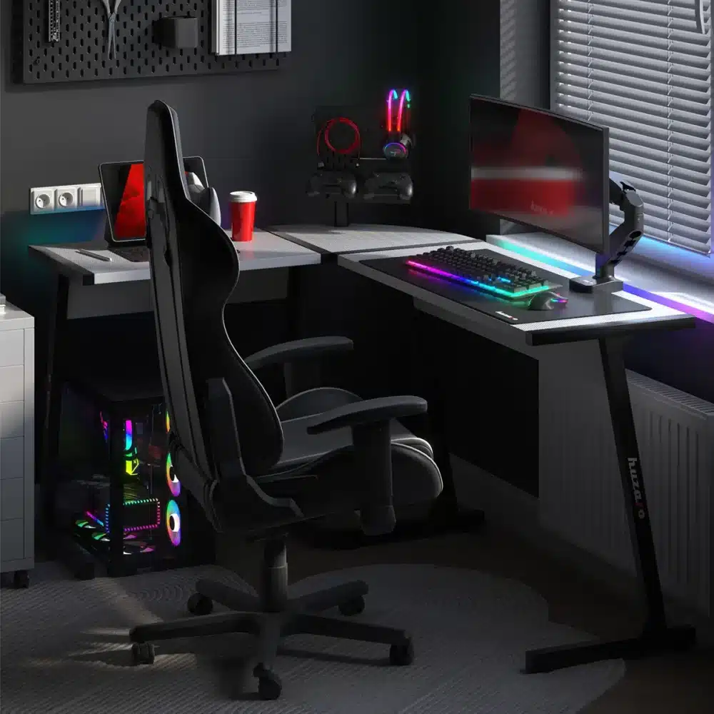 Gejmerska soba sa stolom Huzaro Hero 6.0, crnom gejmerskom stolicom, RGB LED trakama, monitorom i PC kućištem ispod stola
