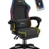 Polu-bočni prikaz crne gejming stolice Huzaro Force 3.7 sa RGB LED osvetljenjem duž ivica i bežičnim daljinskim upravljačem za promenu boja.