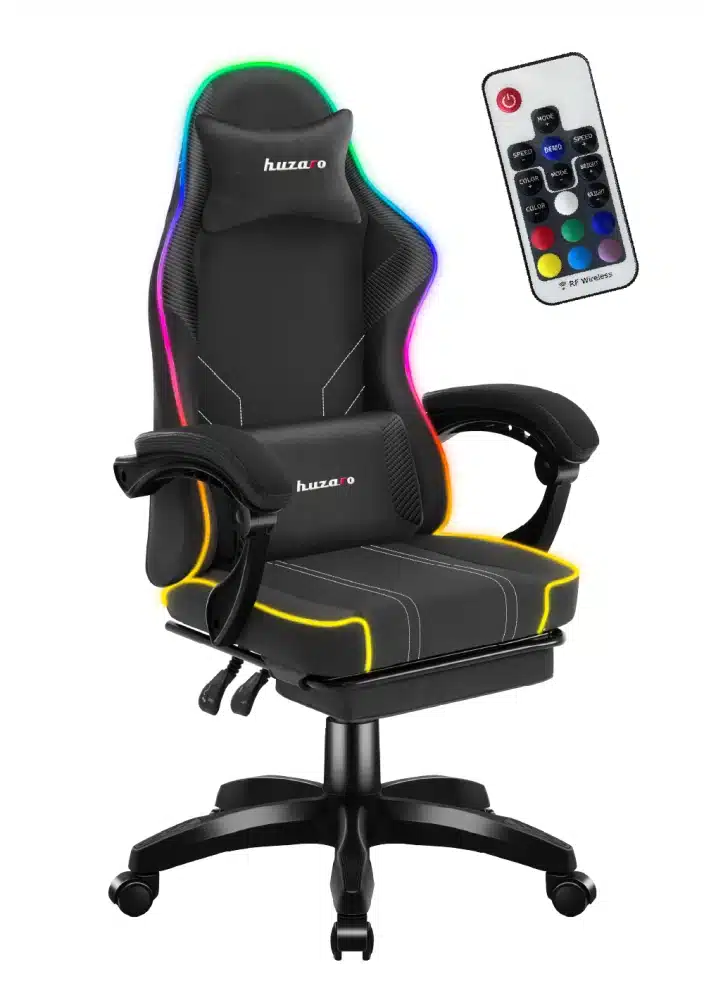 Polu-bočni prikaz crne gejming stolice Huzaro Force 3.7 sa RGB LED osvetljenjem duž ivica i bežičnim daljinskim upravljačem za promenu boja.