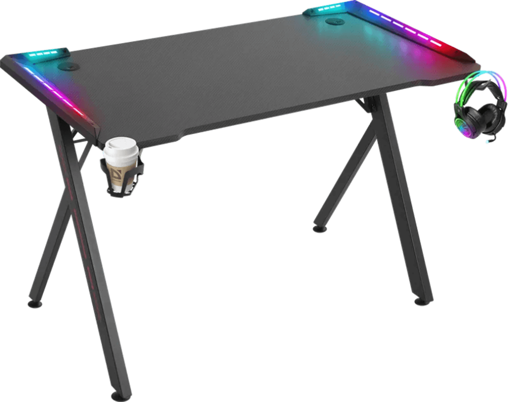 Crni gejmerski sto sa RGB osvetljenjem gledan iz levog poluprofila