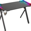 Crni gejmerski sto sa RGB osvetljenjem gledan iz levog poluprofila