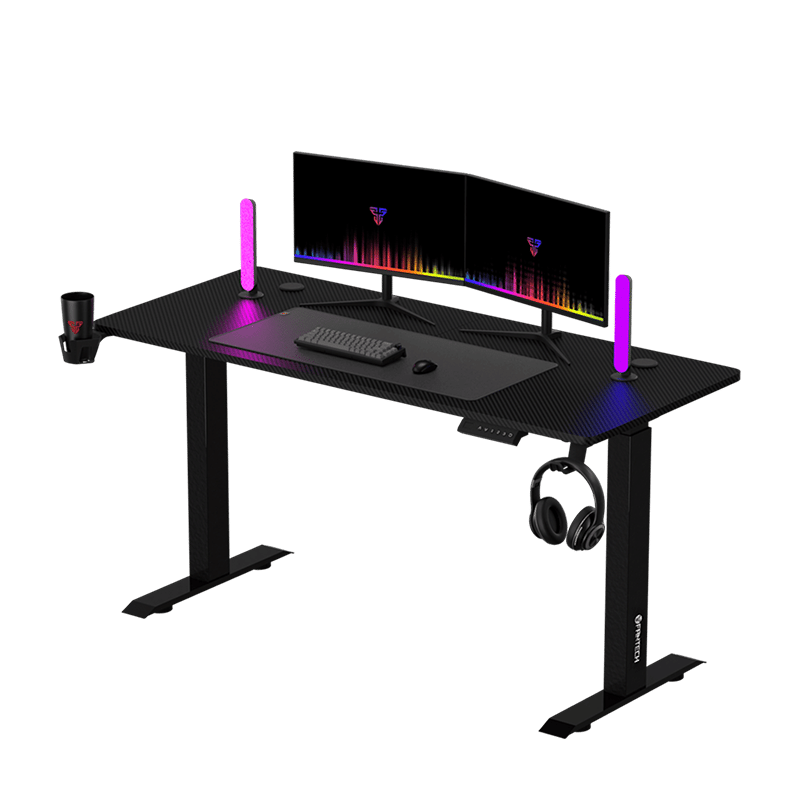 Fantech Elevate električni gaming sto – kompletan setup sa dva zakrivljena monitora, RGB svetiljkama, XXL podlogom, držačem čaše i slušalica (transparentna pozadina)